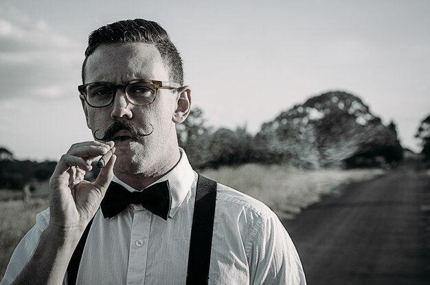 Photo portrait of man holding cigar