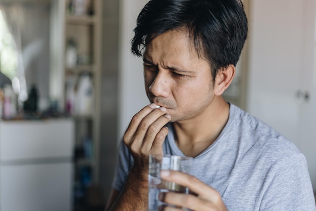 家で飲み物を持っている男の肖像画