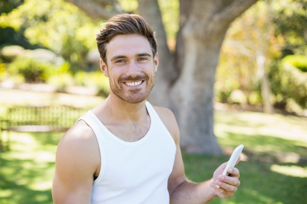 携帯電話を保持している男の肖像