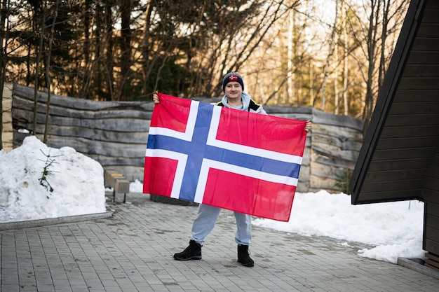 Foto ritratto di uomo con bandiera norvegese cultura scandinava popolo norvegese