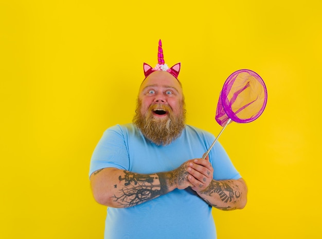 Photo portrait of man holding yellow umbrella