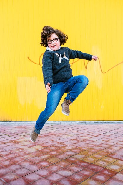 Photo portrait of man jumping against wall