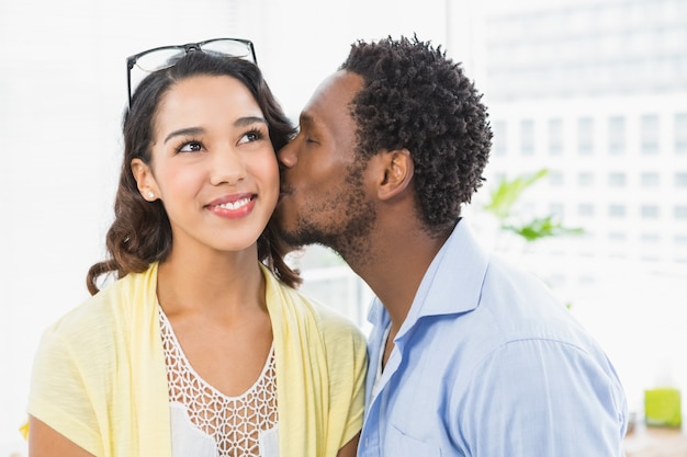 彼の同僚にキスしている男の肖像