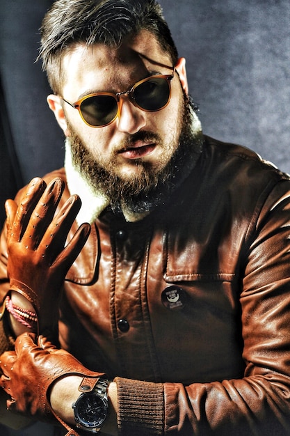 Photo portrait of man in leather jacket wearing gloves