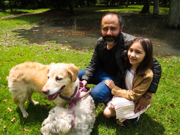 Foto ritratto di un uomo e di una bambina con un cane