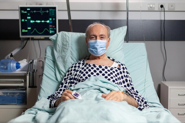 Photo portrait of man lying on bed