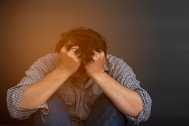 회색 배경 에 얼굴 을 만드는 남자 의 초상화