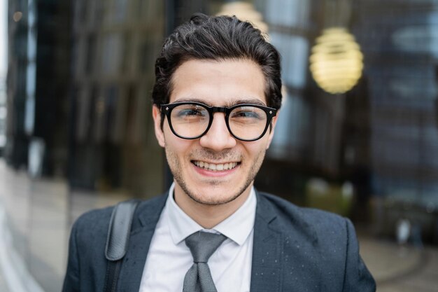 Photo portrait of a man manager company employee with glasses looking into the camera