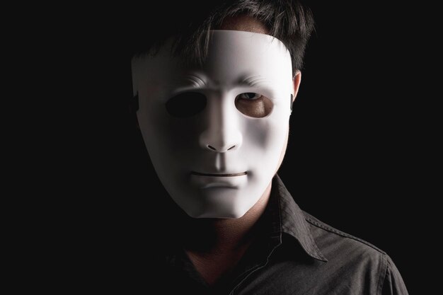 Photo portrait of man in mask against black background