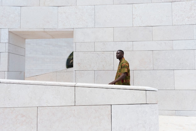 Foto ritratto di uomo all'aperto nel tradizionale abbigliamento africano