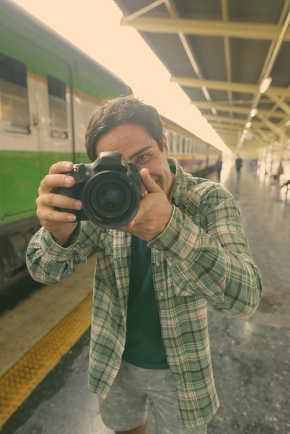 Photo portrait of man photographing