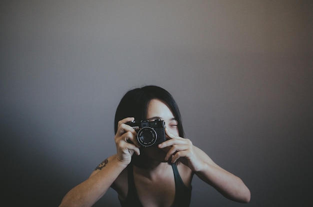 Портрет человека, фотографирующего