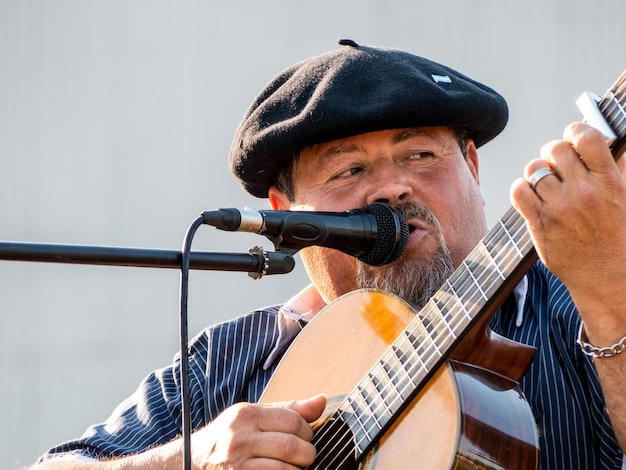 Foto ritratto di un uomo che suona la chitarra acustica