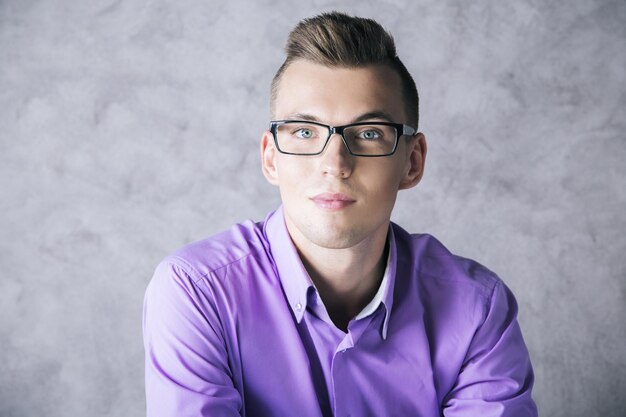 Photo portrait of man in purple shirt