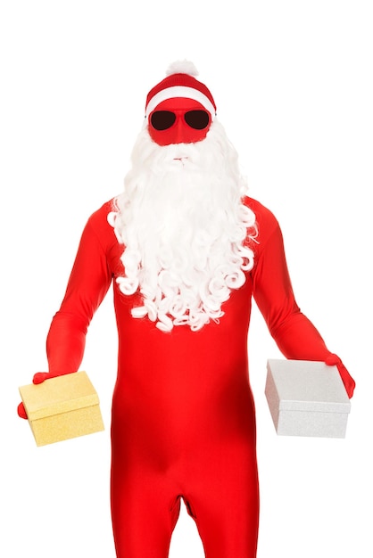 Photo portrait of man in santa claus costume holding gifts against white background