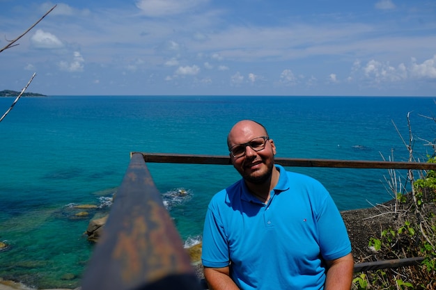 Foto ritratto di un uomo in mare contro il cielo blu