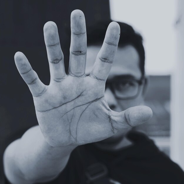 Photo portrait of man showing stop gesture