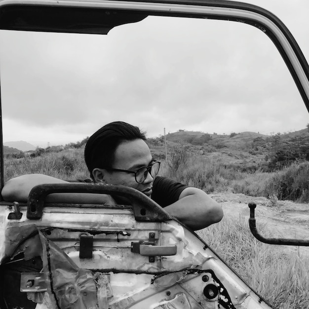 Photo portrait of man sitting in car