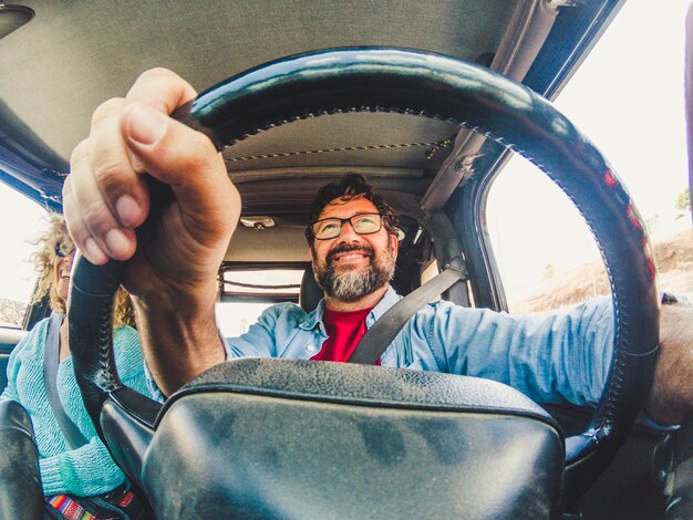 Photo portrait of man sitting in car