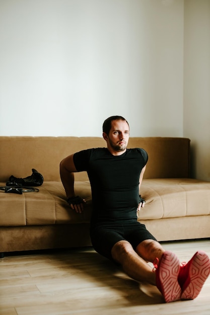 Photo portrait of man sitting on floor at home