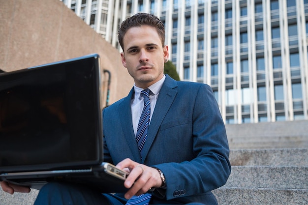 Photo portrait of man sitting in office building