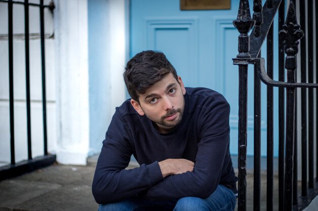 Photo portrait of man sitting outdoors