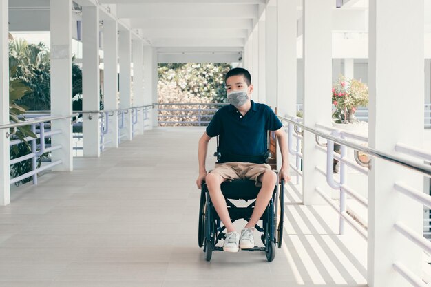 Foto ritratto di un uomo seduto su una ringhiera