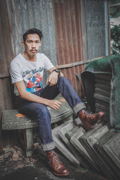 Photo portrait of man sitting on seat