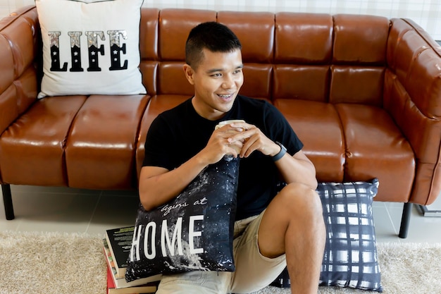 Photo portrait of man sitting on sofa