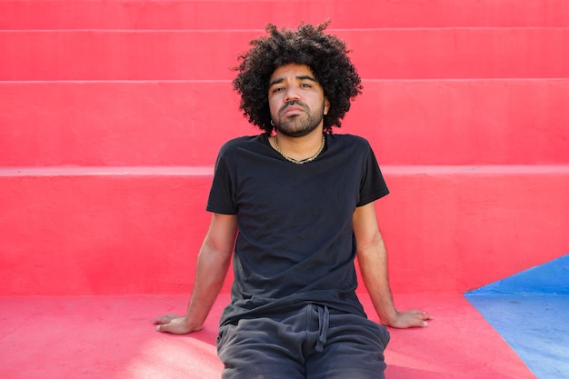 Photo portrait of man sitting on stairs