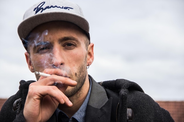 Foto ritratto di un uomo che fuma una sigaretta