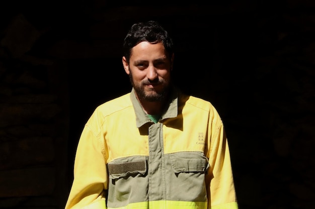 Photo portrait of man standing against black background