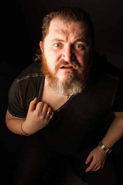 Photo portrait of man standing against black background