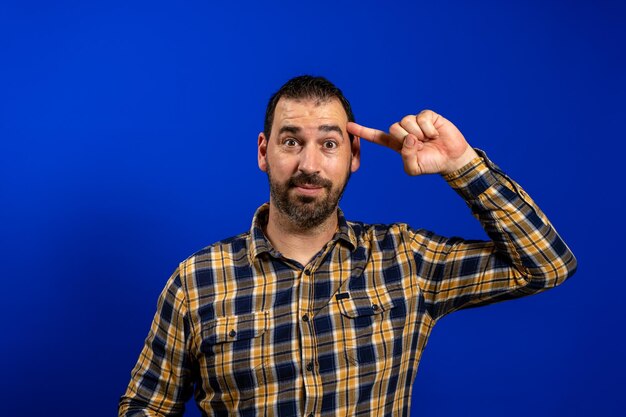 Photo portrait of man standing against blue background