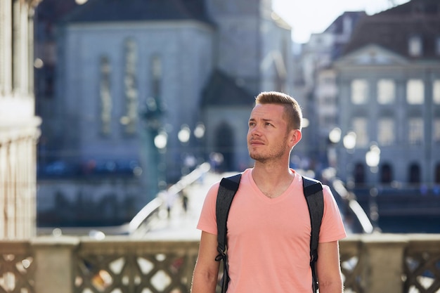 Photo portrait of man standing against city