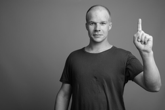 Photo portrait of man standing against gray background