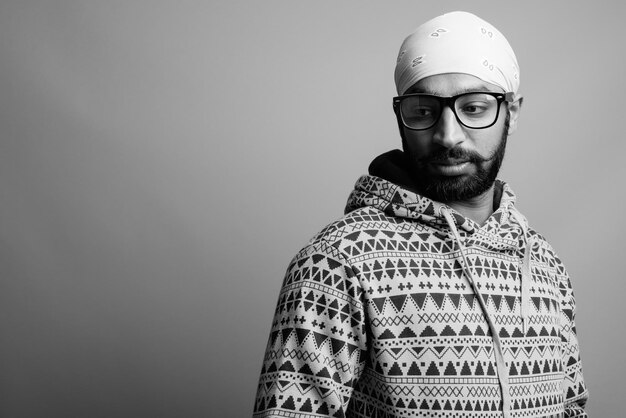 Photo portrait of man standing against gray background