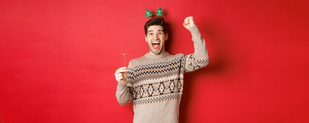 Photo portrait of man standing against red background