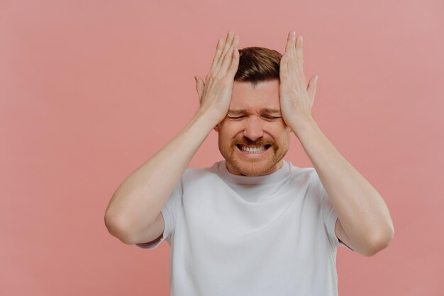 Photo portrait of man standing against wall