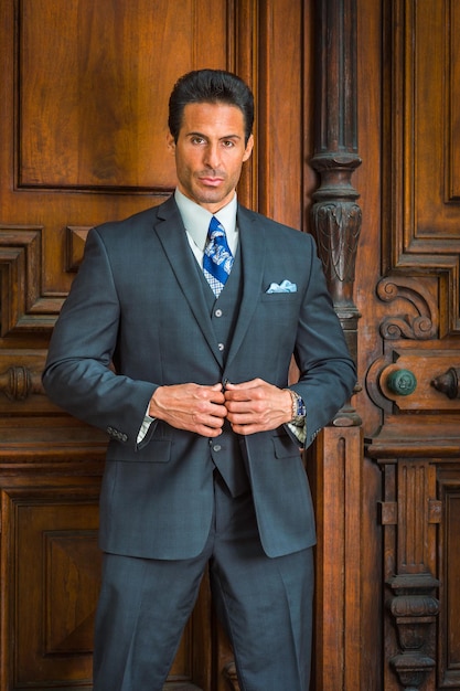 Photo portrait of man standing against wall