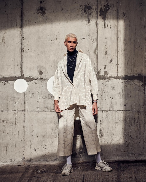 Photo portrait of man standing against wall