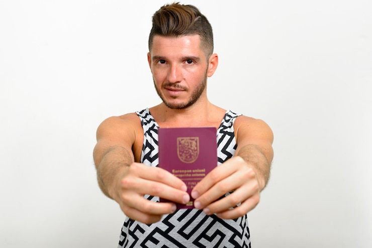 Photo portrait of man standing against white background