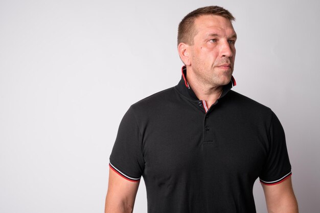 Photo portrait of man standing against white background