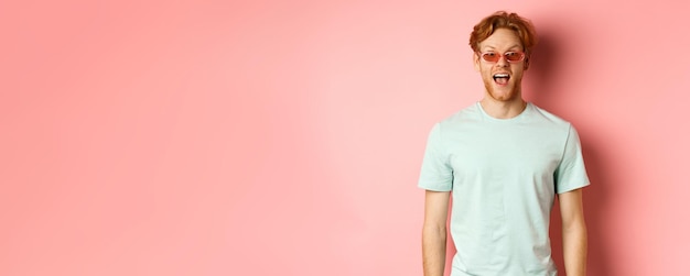 Photo portrait of man standing against yellow background