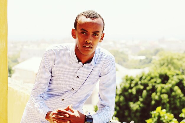 Photo portrait of man standing in balcony against sky