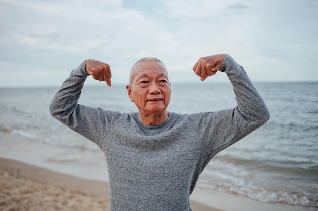 Photo portrait of man standing at beach against sky