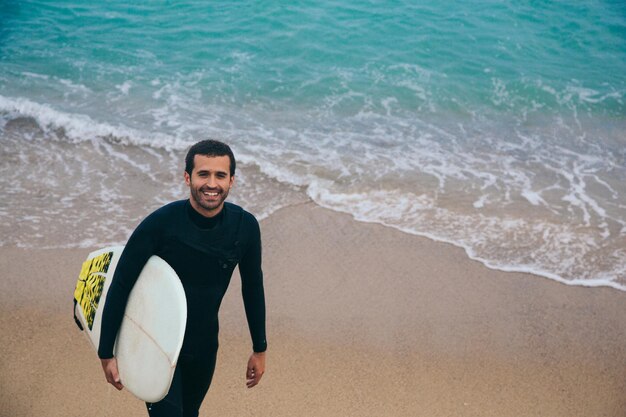 Photo portrait of man standing on beach