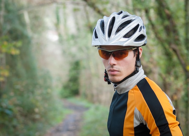 Foto ritratto di un uomo in piedi su una bicicletta