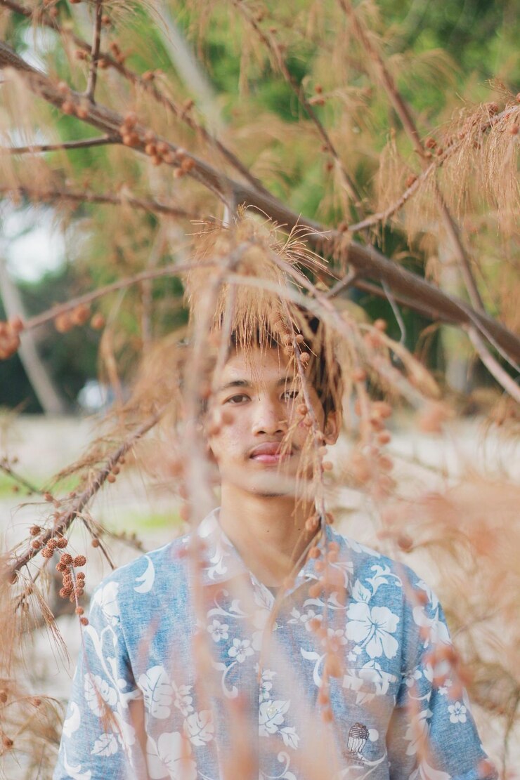 Photo 枝の下に立っている男の肖像画
