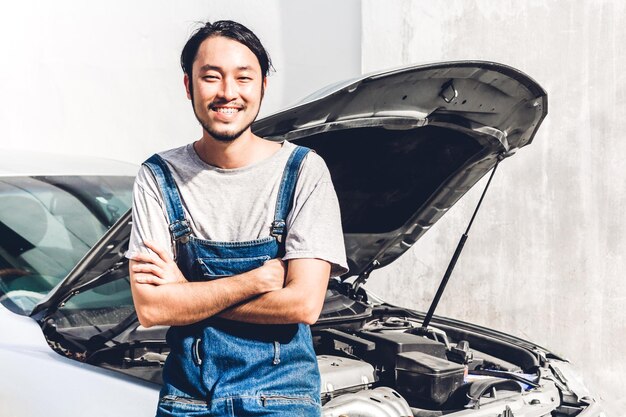 Foto ritratto di un uomo in piedi accanto all'auto all'aperto